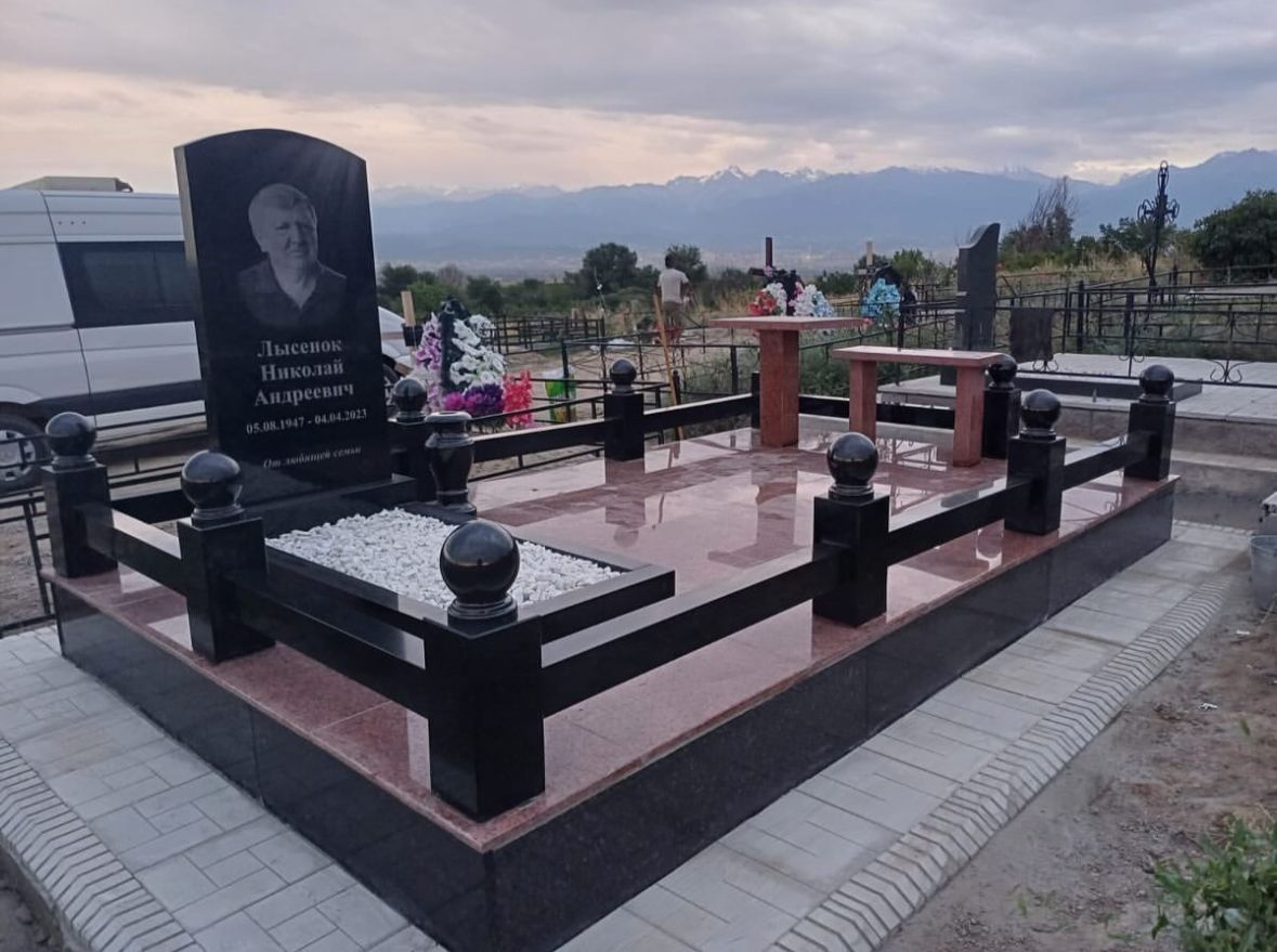 Памятник поминальный